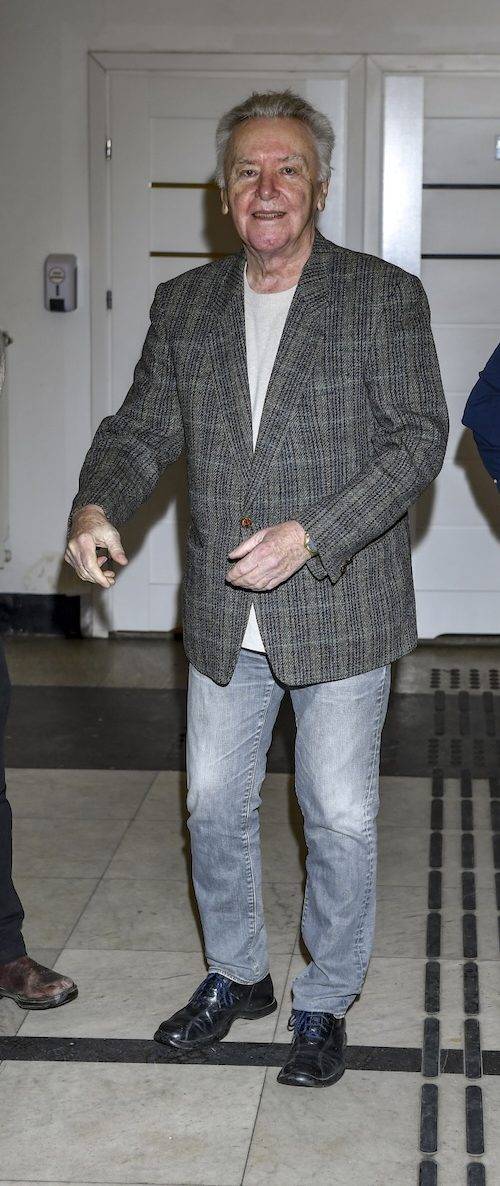 Skromnie ubrane gwiazdy w Teatrze Ateneum. Emilia Komarnicka, Magdalena Zawadzka, Janusz Gajos z żoną (FOTO)