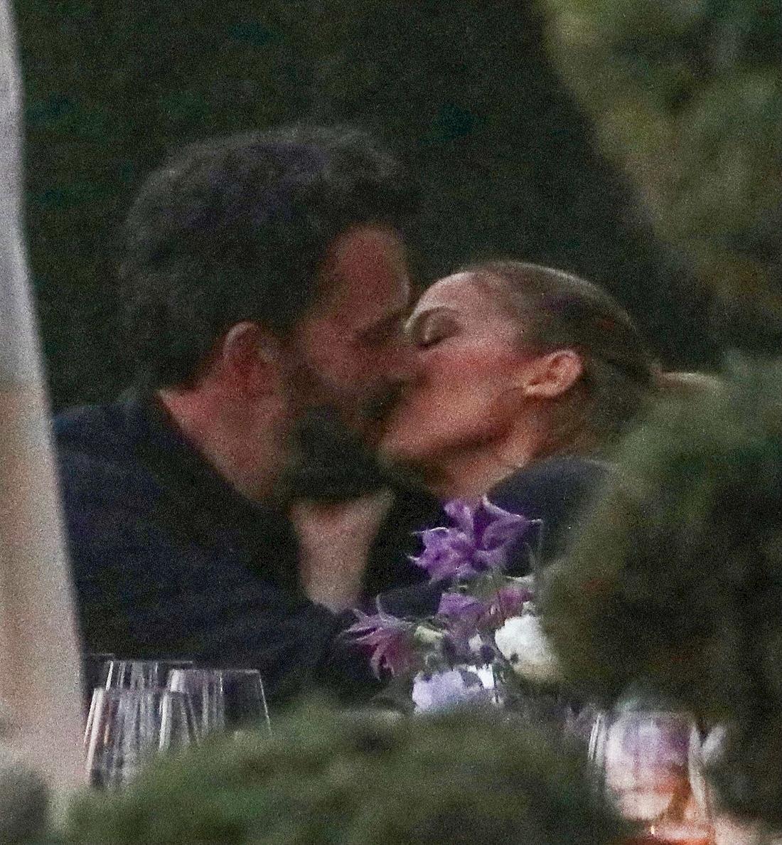 Jennifer Lopez i Ben Affleck całują się