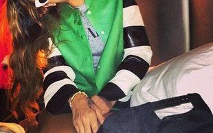 Rihanna pije wino z gwinta  (FOTO)