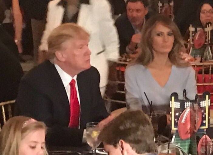 Melania Trump podczas finału Super Bowl wyglądała… jak na pogrzebie?