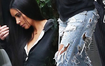 Kim Kardashian w czarnej bluzie i podartych dżinsach – znów z paparazzi