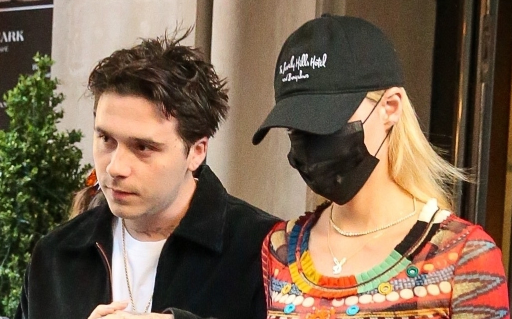 Brooklyn Beckham błagał małżonkę, by wystąpić w jej filmie. Niestety musiała wyciąć jego sceny