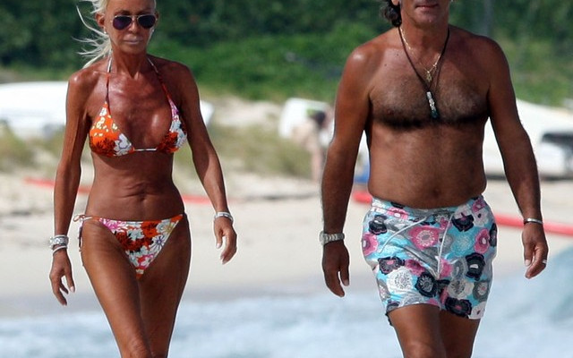 Donatella Versace w bikini na plaży (mocne zdjęcia!)