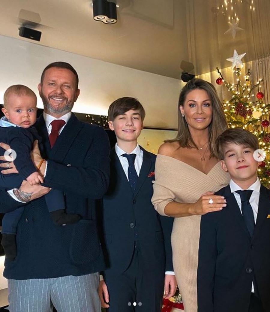 Małgorzata Rozenek na rodzinnym zdjęciu z mężem i synami. 