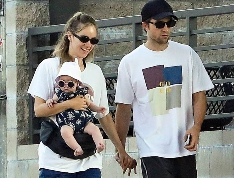 Pattinson i Waterhouse na spacerze z córeczką. Widok tak słodki, że nie musicie dziś już słodzić kawy (ZDJĘCIA)