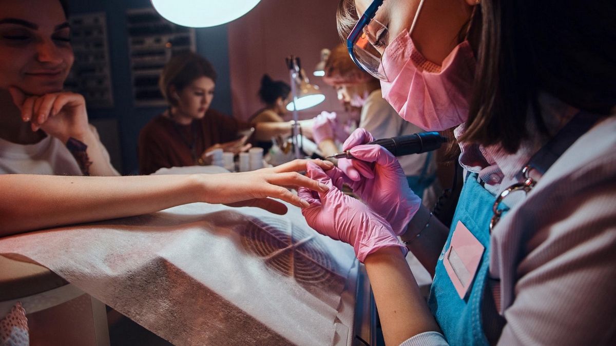 Manicure w salonie kosmetycznym - na co zwrócić uwagę?