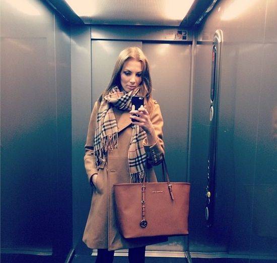 W co ubiera się Charlize Mystery