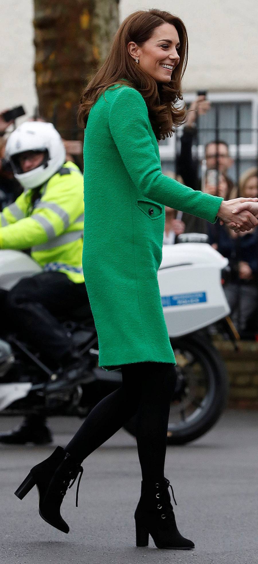 Księżna Kate w zielonej sukience i botkach na obcasie