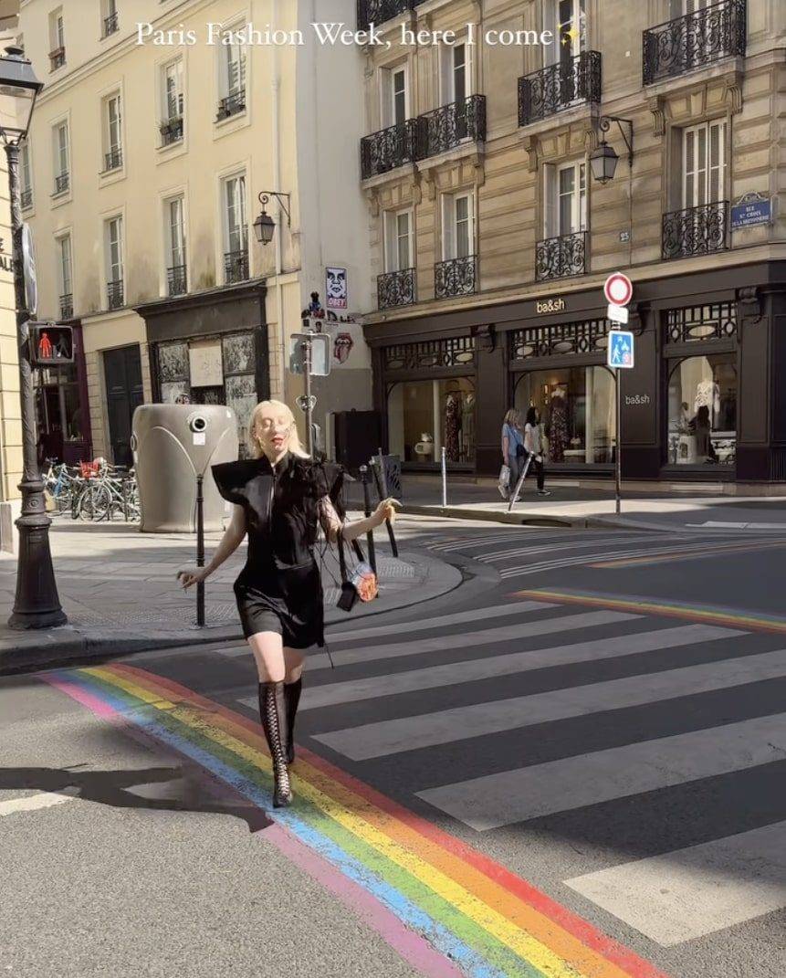 Luna w idealnym nastroju relacjonuje Paris Fashion Week! Zaszalała ze stylizacjami? (FOTO)