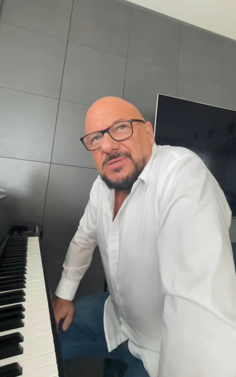 Dom Piotra Gąsowskiego to ponadczasowa klasyka. Tak mieszka gwiazda “TTBZ”