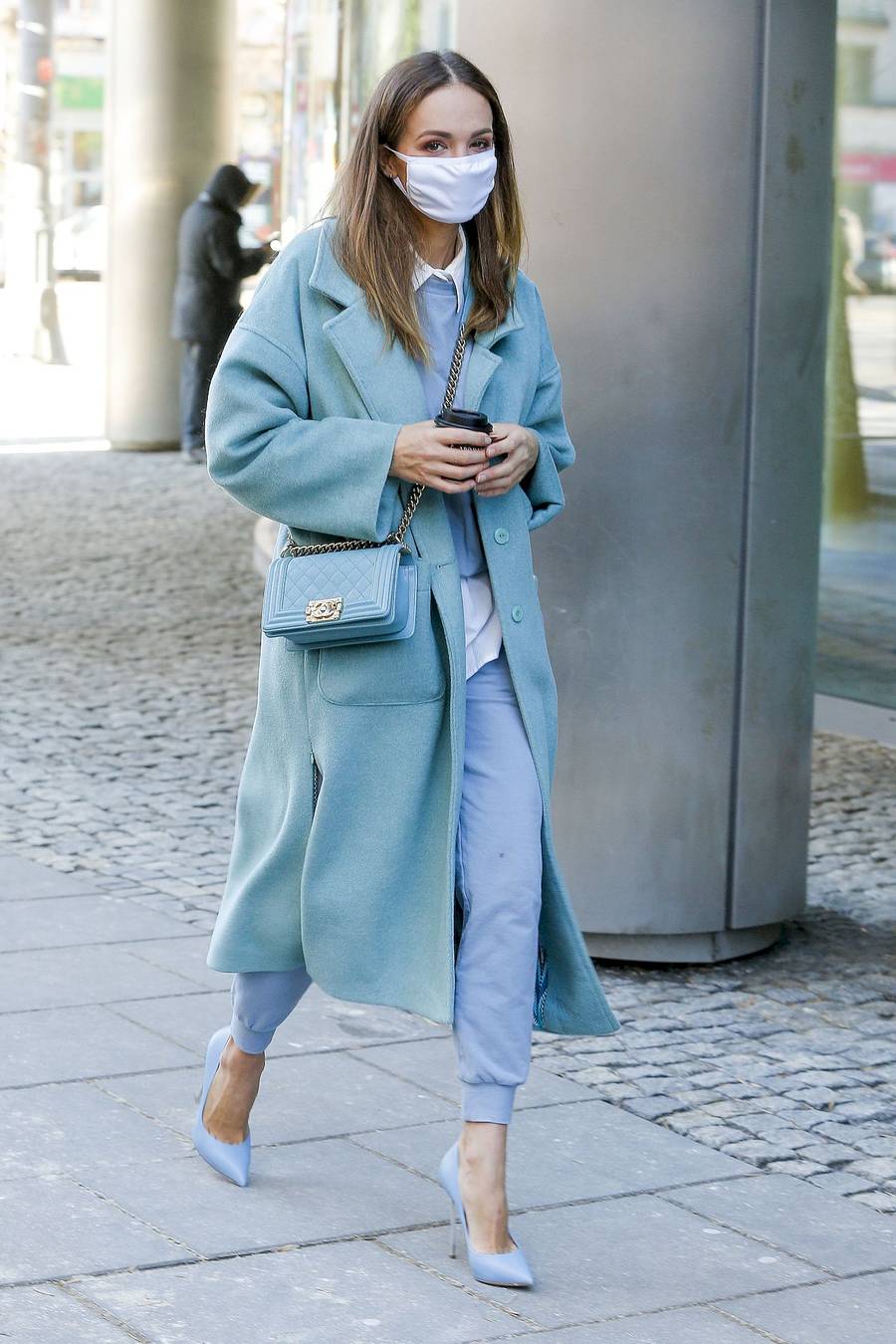 Anna Wendzikowska na niebiesko