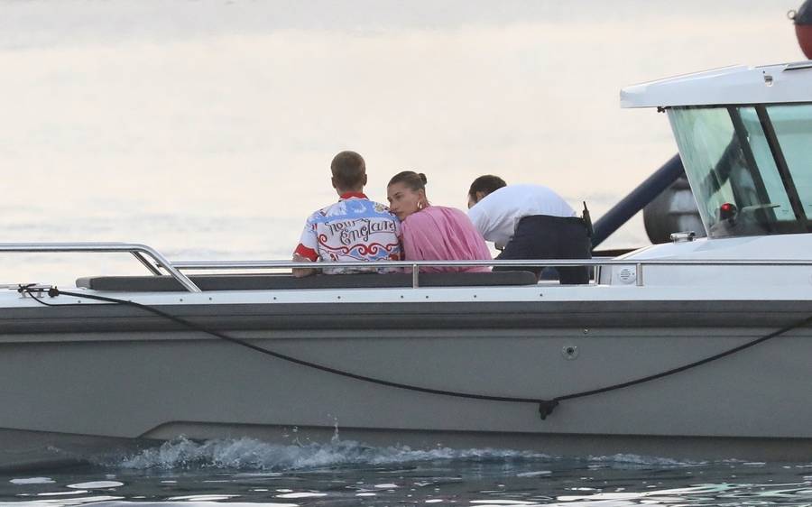 Justin i Hailey dalej wypoczywają w Grecji. Para wybrała się na romantyczną kolację