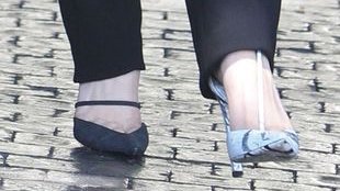 Kto założył dwa inne buty? (FOTO)