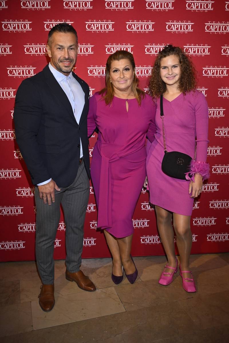 Gwiazdy brylują na premierze spektaklu “Pół żartem…”! Katarzyna Skrzynecka z mężem i córką, Anna Maria Sieklucka, Beata Tadla z ukochanym