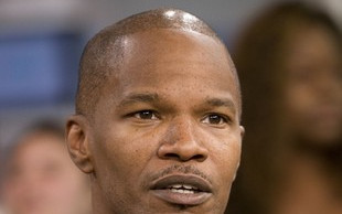 Jamie Foxx zrzucił ciuszki i wygina śmiało ciało (FOTO)