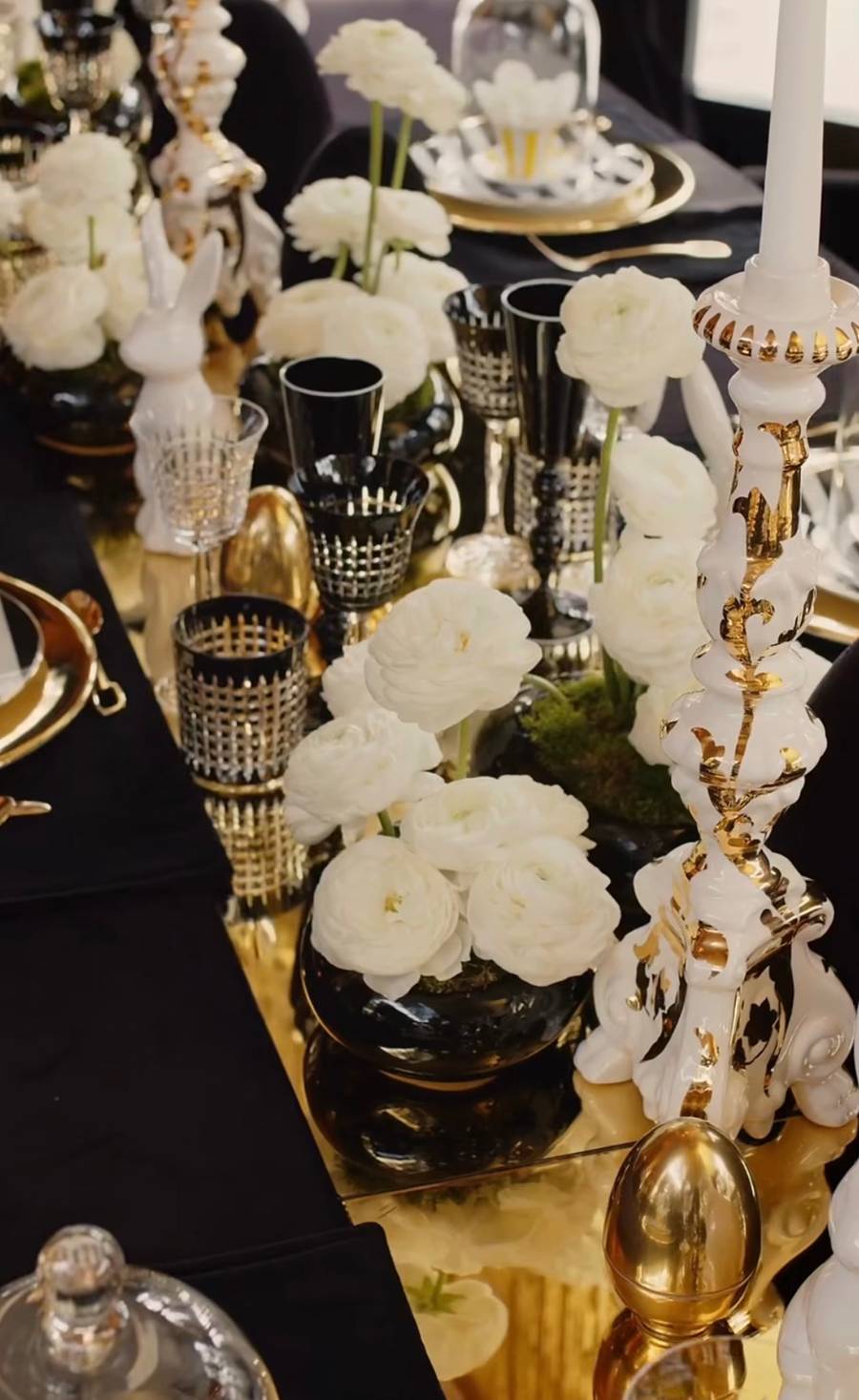 Przetakiewicz szykuje się do świąt. Wielkanoc w czerni i złocie/ Instagram