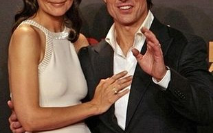 Tom Cruise podbiera żonie produkty do makijażu