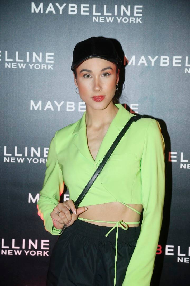 Zjazd celebrytek i tiktokerek na evencie Maybelline: opalona Klaudia Halejcio eksponuje pierścionek, Ida Nowakowska i Emilia Dankwa świecą brzuchami