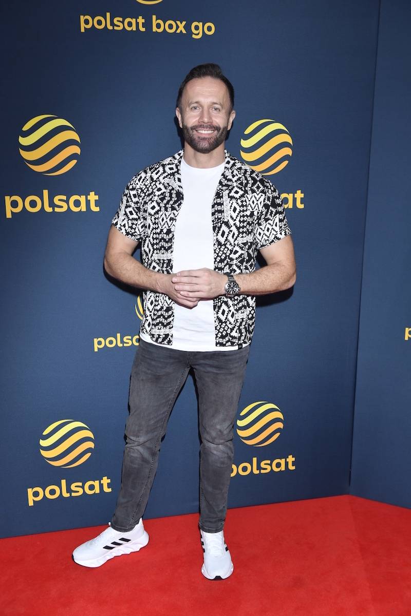 Ciąg dalszy zdjeć z ramówki Polsatu. Mroczna Maja Sablewska, Karolina Pisarek odsłania umięśniony brzuch…