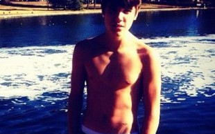 Justin Bieber bez koszulki (FOTO)