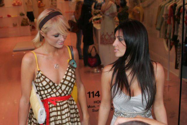 Kim Kardashian i Paris Hilton w 2006 roku