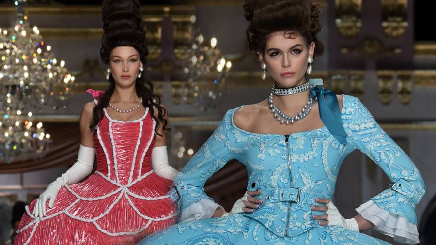 Pokaz mody Moschino wiosna lato 2020 Bella Hadid Gigi Hadid Kaia Gerber