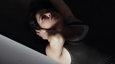 Luksusowe samochody wypadają przez okna. Co się dzieje?