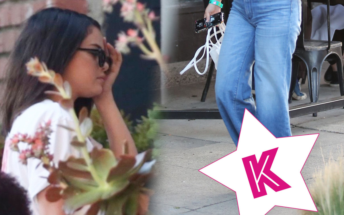 Selena Gomez w opinających jeansach i różowych klapeczkach wyszła po kawę (ZDJĘCIA)