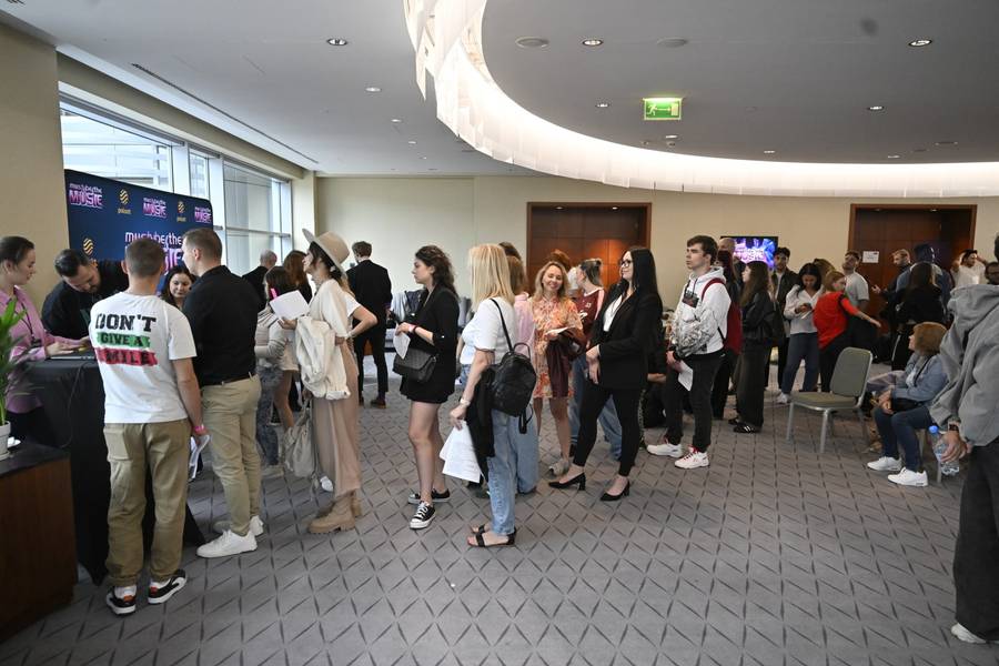 Kulisy wielkiego castingu do “Must Be The Music”! Maciej Rock przywitał TŁUMY nowych artystów