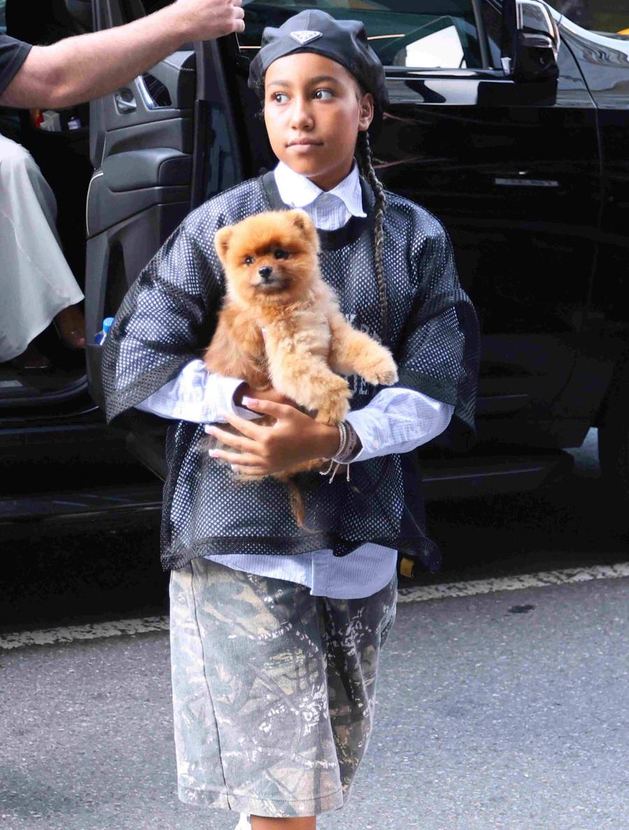 Kim Kardashian i North West robią furorę w Nowym Jorku! Obie paradują w odważnych stylizacjach