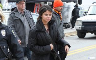 Selena Gomez jak Angelina Jolie (FOTO)