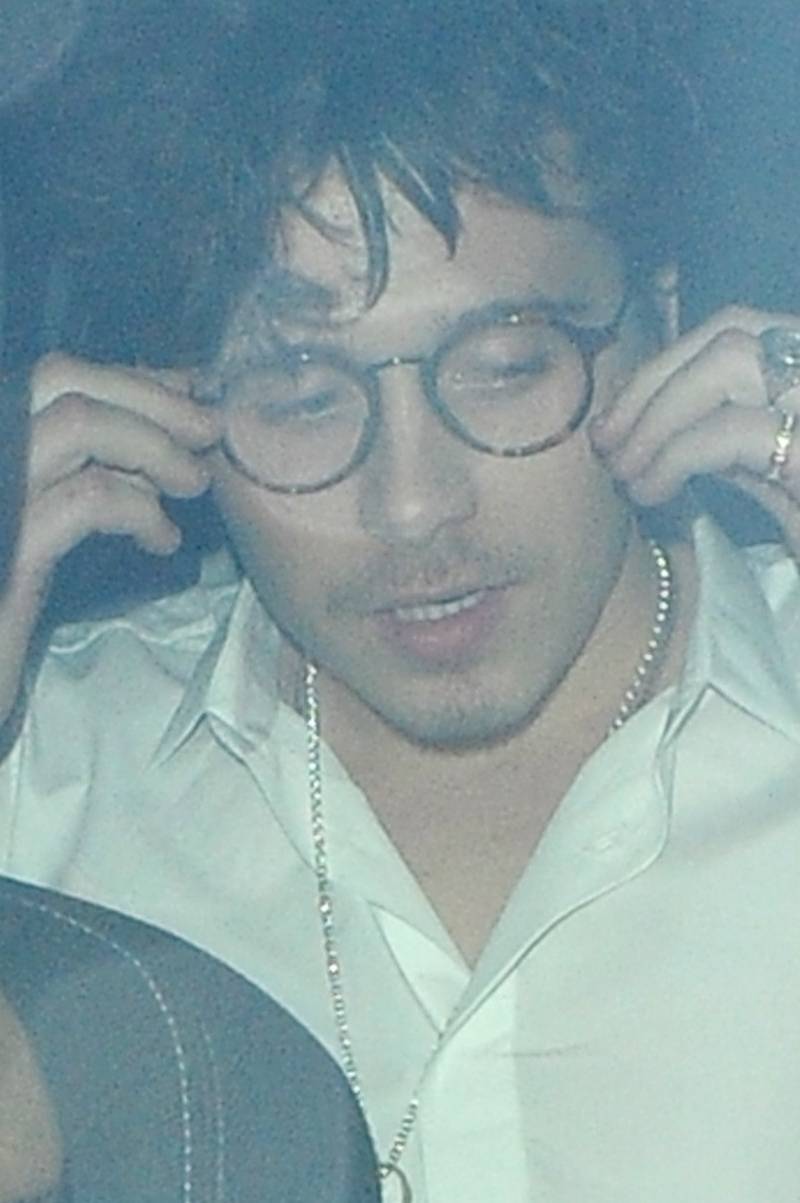 Pijany w sztok Brooklyn Beckham odjeżdża z dziewczyną z imprezy (ZDJĘCIA)