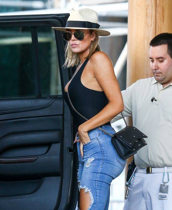 Zastanawiałeś się, dlaczego pupa Khloe wygląda dziwnie? Oto odpowiedź!