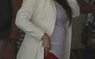 Czy Kim Kardashian ściska czymś brzuch? (FOTO)