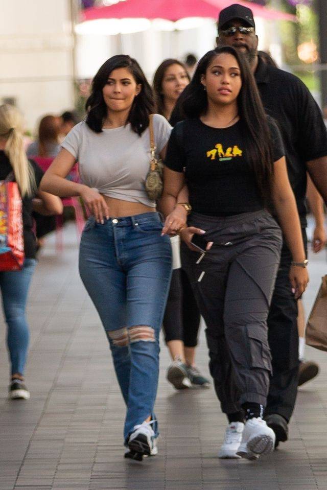 Kylie Jenner w obcisłych dżinsach i z odsłoniętym brzuchem