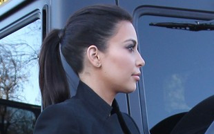 Kim Kardashian znowu walczy z łuszczycą (FOTO)