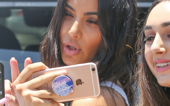 Już wiadomo, za co fanki KOCHAJĄ Kim Kardashian (ZDJĘCIA)