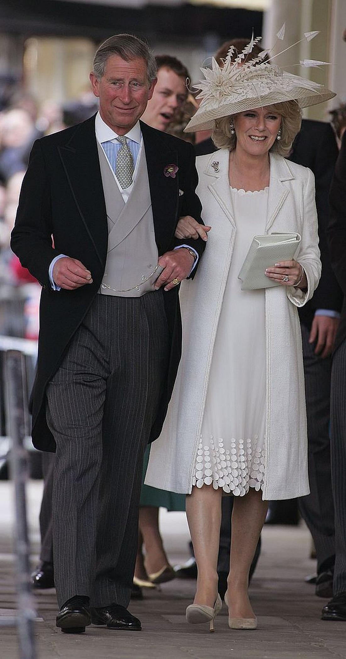 Świąteczna kartka księcia Karola i księżnej Camilli. Książę Karol i Księżna Camilla w kapeluszu.