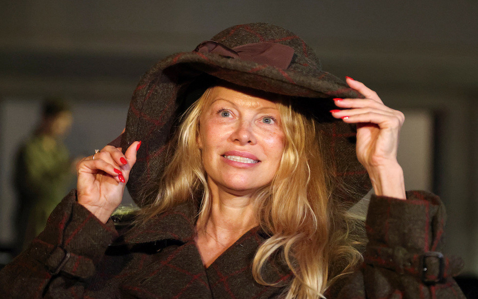 Pamela Anderson bez grama makijażu na paryskim tygodniu mody