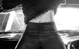 Blond Rihanna w kampani Armani Jeans (FOTO)