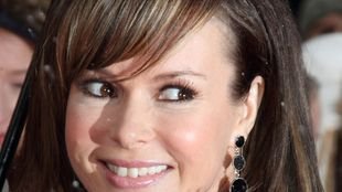 Śnieg i gołe plecy – czy ona ma dobrze w głowie? (FOTO)