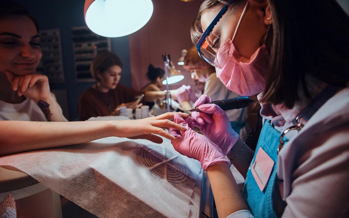 Manicure w salonie kosmetycznym – na co zwrócić uwagę?
