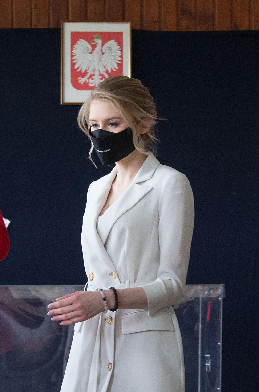Kinga Duda w lokalu wyborczym