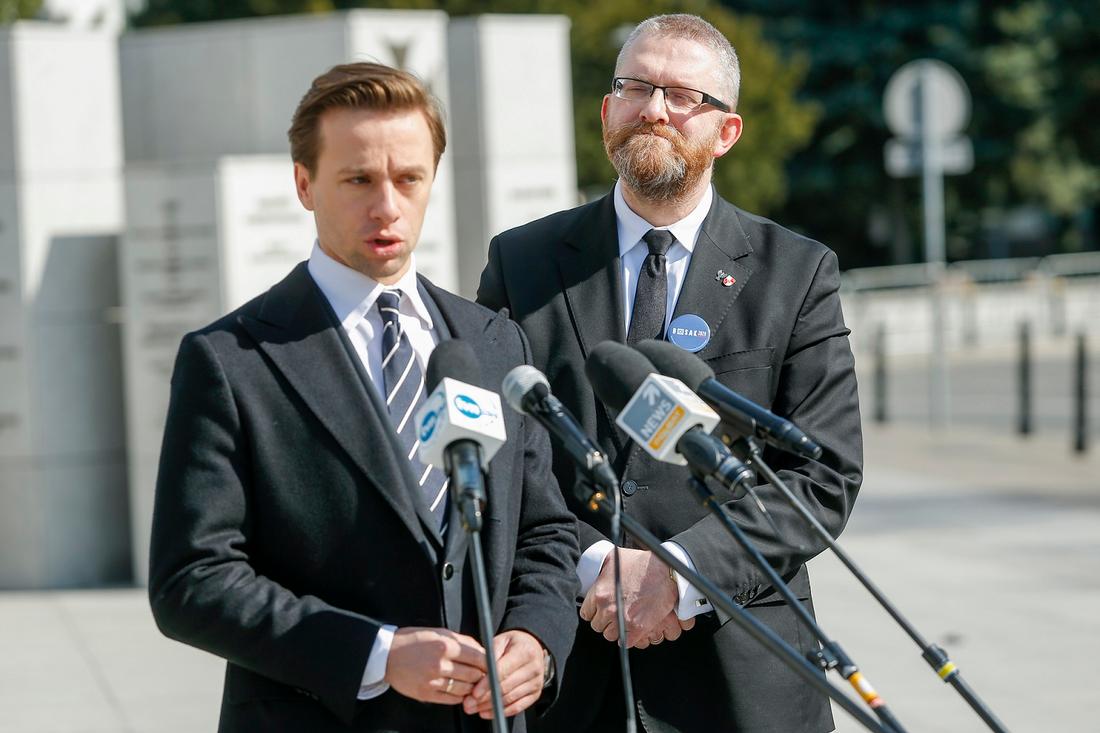 Krzysztof Bosak odmówił zrobienia zdjęcia z kobietą, która miała tęczową torbę. Krzysztof Bosak na oficjalnym wystąpieniu.