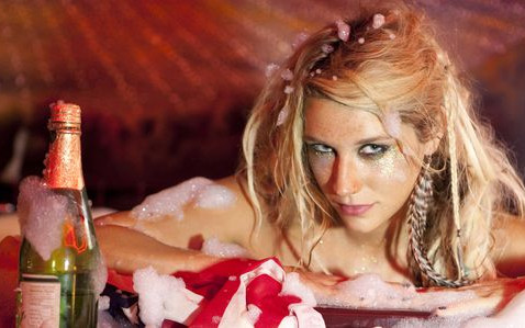 Najnowszy teledysk Ke$hy – Blah blah blah (VIDEO)