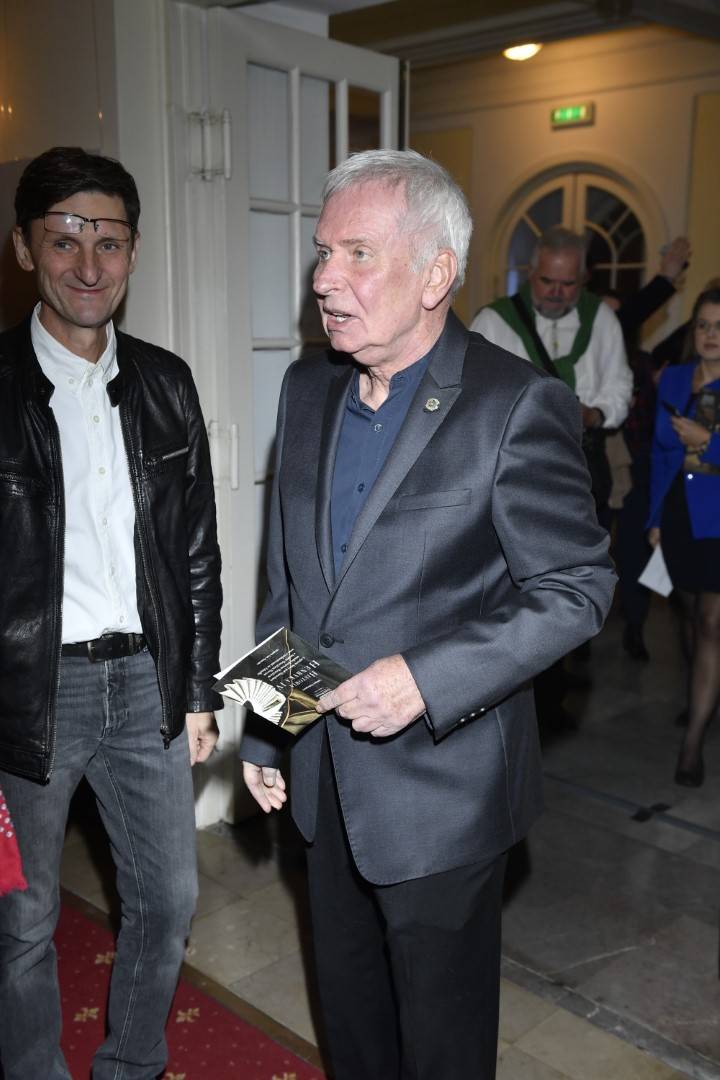 Gradientowa Małgorzata Foremniak i Anna Cieślak w czerni na premierze spektaklu (ZDJĘCIA)