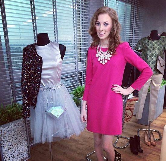 W co ubiera się Charlize Mystery