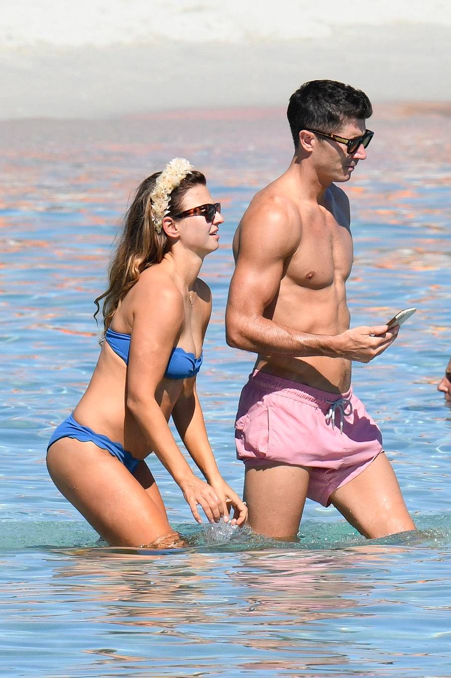 Lewandowscy pluskają się w morzu podczas wakacji