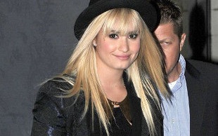 Demi Lovato nie pozwoliła sfotografować twarzy po podróży