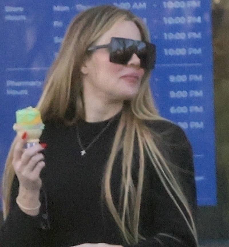 Rzadko widziana Khloe Kardashian bez makijażu. Wybrała się z córką i bratanicą na lody